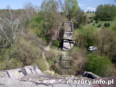 Tzw. Zwalony most w Kruklankach nad jeziorem Patelnia