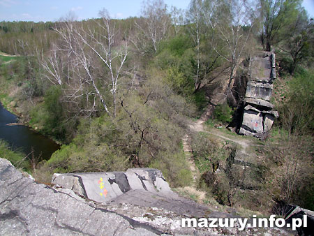 Tzw. Zwalony most w Kruklankach nad jeziorem Patelnia