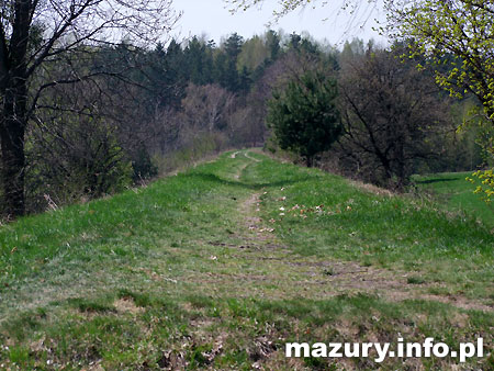 Tzw. Zwalony most w Kruklankach nad jeziorem Patelnia