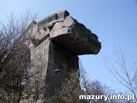 Tzw. Zwalony most w Kruklankach nad jeziorem Patelnia